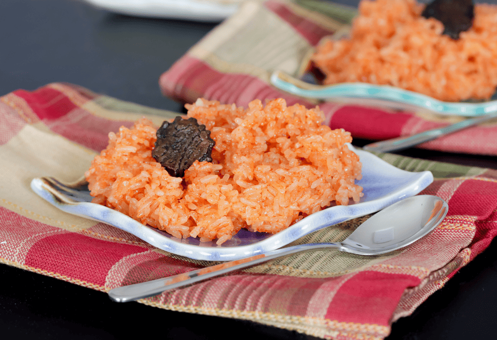 The presence of xoi gac is a customary requirement in Vietnamese weddings, symbolizing good fortune and completeness (Source: Canva)